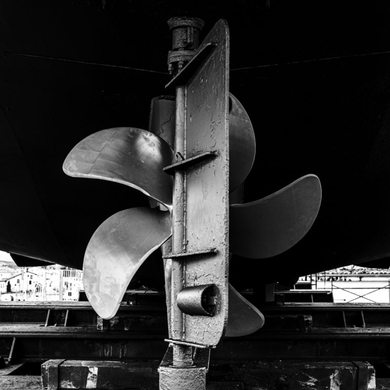 Hélice y timón de un barco en blanco y negro.